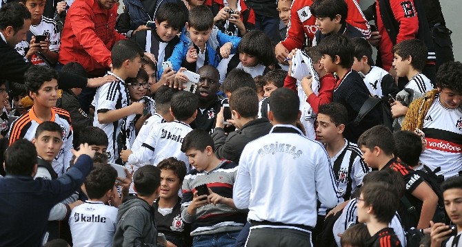 Demba Ba'dan miniklere jest