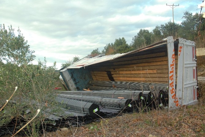 Demir yüklü kamyon devrildi: 1 yaralı