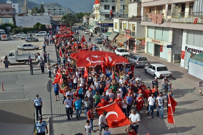 Demre’de 5 bin kişi şehitler için yürüdü