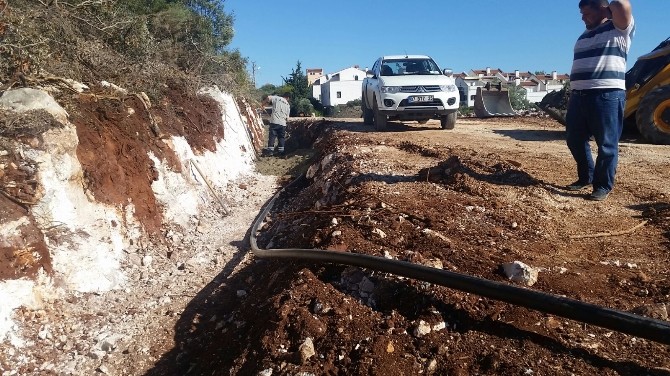 Demre'de imara yeni açılan bölgeler jet hızıyla içme suyuna kavuşuyor