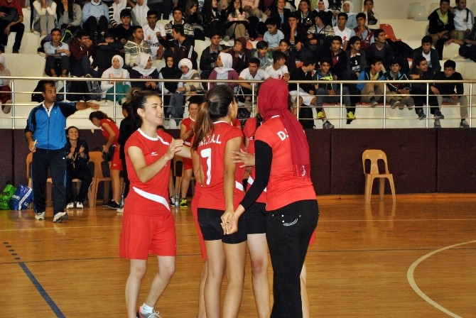 Demre'de liseli gençler filede buluştu