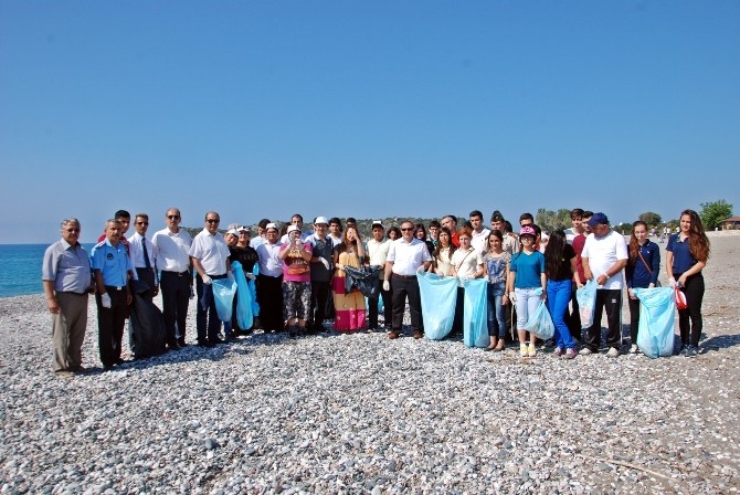 Demre’de öğrenciler sahilde temizlik çalışması yaptı