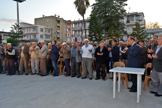 Demre’de umre yolcuları dualarla uğurlandı