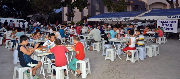Demreliler oruçlarını Büyükşehir iftar çadırında açıyor