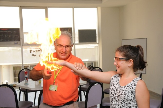 Deneylerle Bilim Yaz Okulu’na yoğun ilgi