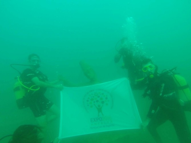 Denizaltında EXPO bayrağı açtılar