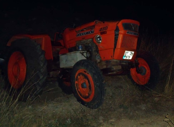 Devrilen traktörün altında kaldı