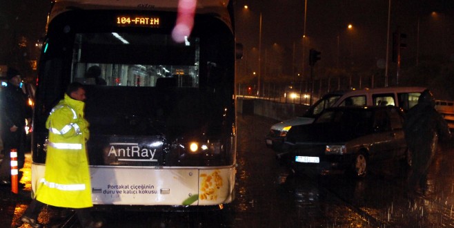 Dikkatsiz sürücü tramvaya çarptı
