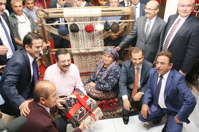 Döşemealtı halısı ve narıyla Yörex’in gözdesi oldu