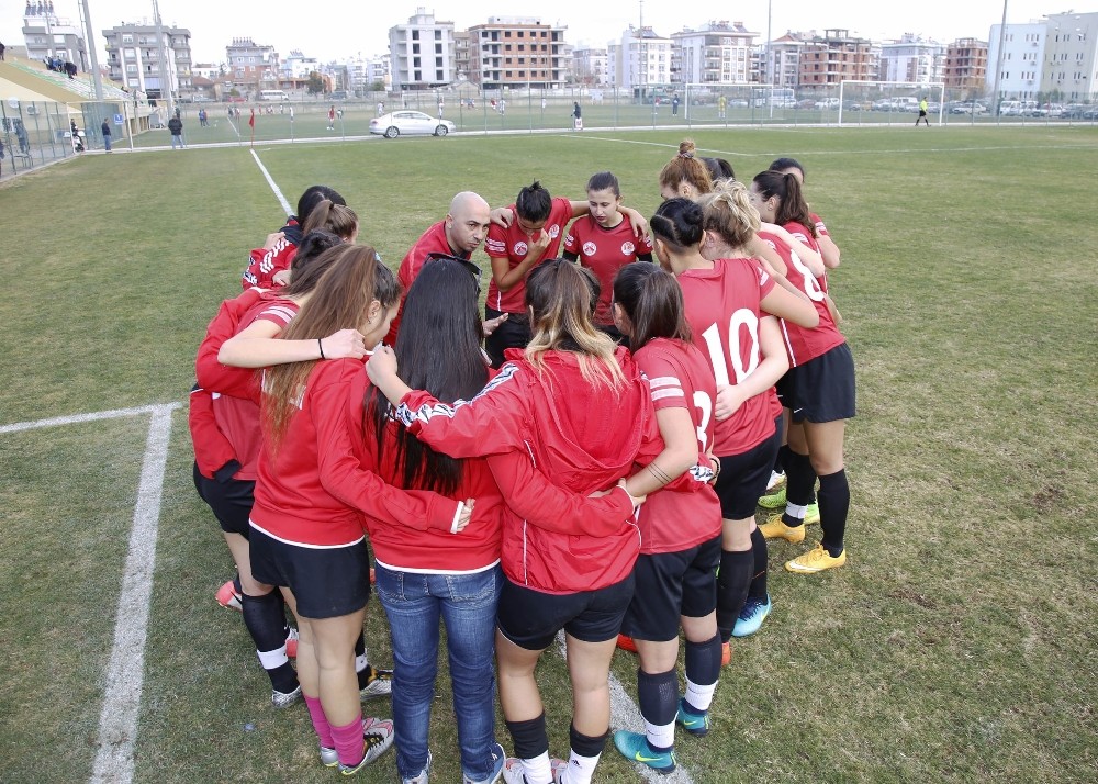 Döşemealtı Kadın Futbol Takımı’ndan Fair-Play örneği