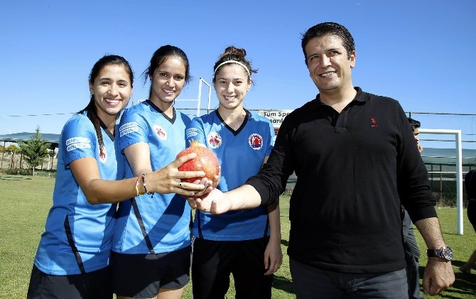 Döşemealtı Kadın Futbol Takımı’nın yıldızları görücüye çıktı