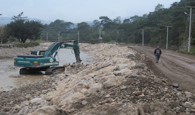 DSİ ilçelerde dere ıslah çalışmalarına devam ediyor