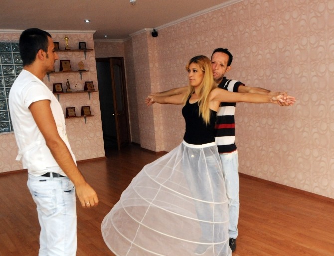 Düğün için dans dersi aldılar