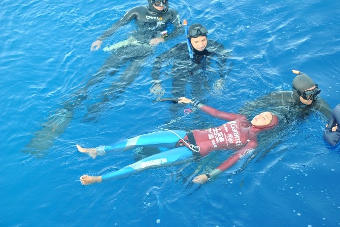 Dünya Rekortmeni Şahika 100 Metre Dalarken Fenalaştı