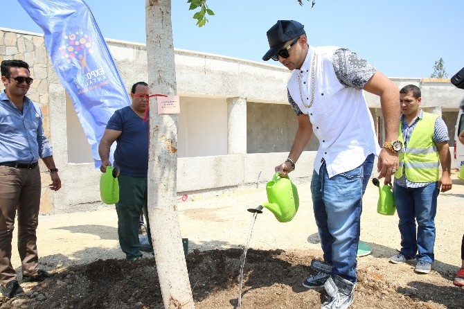 Dünyaca ünlü şarkıcısı Sean Paul, EXPO alanına ağaç dikti