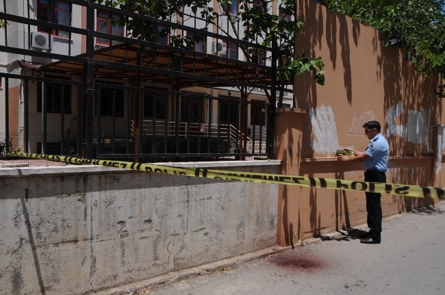 Duvardan atlayan öğrencinin kolu demire takıldı