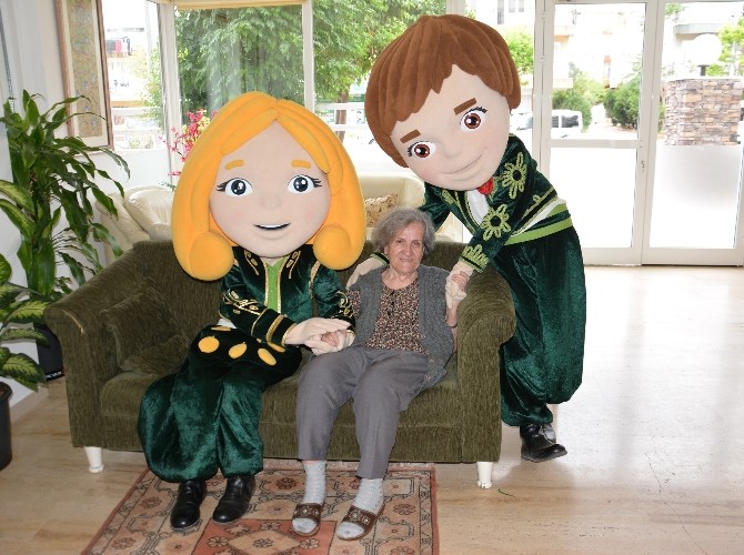 Ece ve Efe’den Alzheimer hastası annelere ziyaret