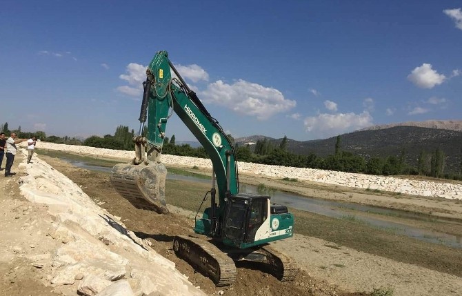 Elmalı Akçay deresi ıslahında sona doğru