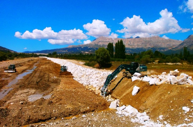Elmalı Akçay deresinde çalışmalar devam ediyor
