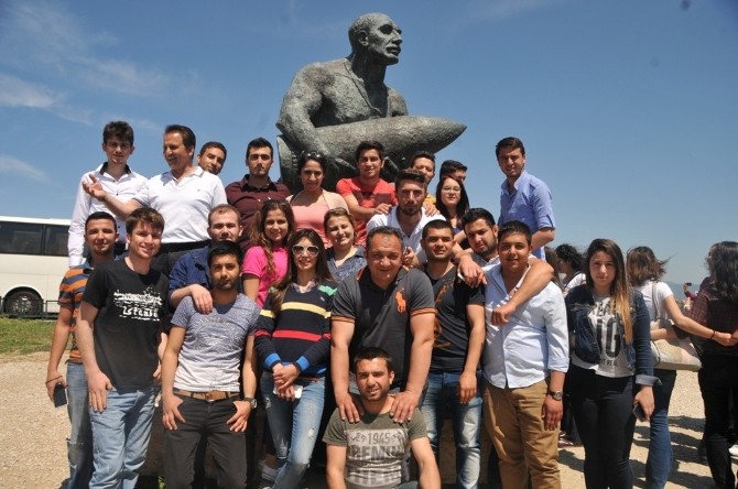 Elmalı MYO öğrencileri, Çanakkale’de duygulu anlar yaşadı