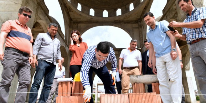 En özel camiye ilk tuğla Tütüncü'den