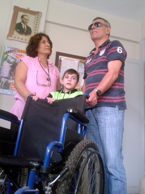 Engel tanımayanlar derneğinden tekerlekli sandalye