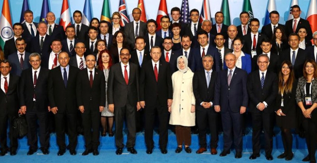Erdoğan, G20'de görev alan personeli ile hatıra fotoğrafı çektirdi