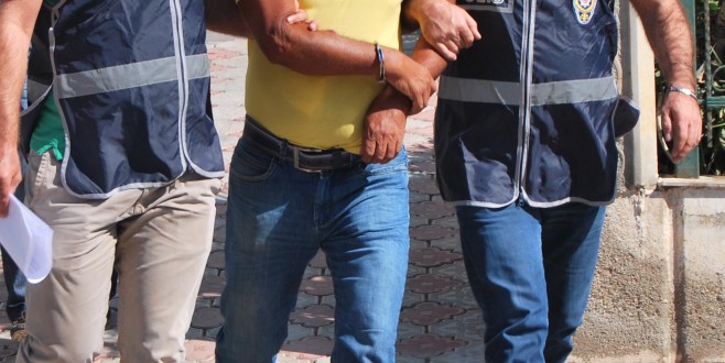 Eşiyle kavgada komşuyu öldüren emekli öğretmen yakalandı