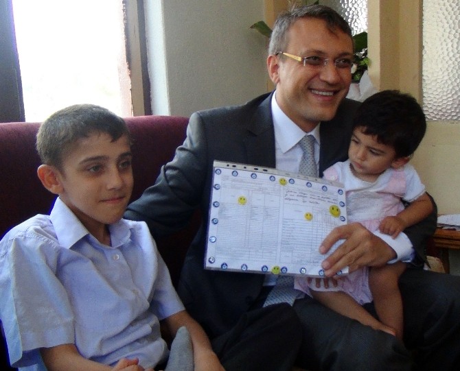 Evde eğitim alan engelli Yusuf İslam’ın karne sevinci
