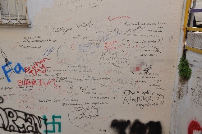 Evin duvarını aşk mektubuna çevirdiler