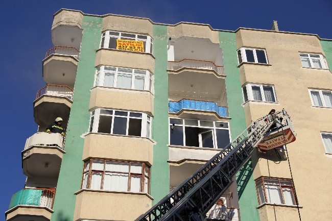 Evine icra gelen kadın evini ateşe verdi