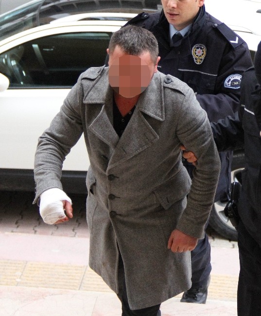 Evlenmeyi reddeden sevgilisinin evini yakmak istedi