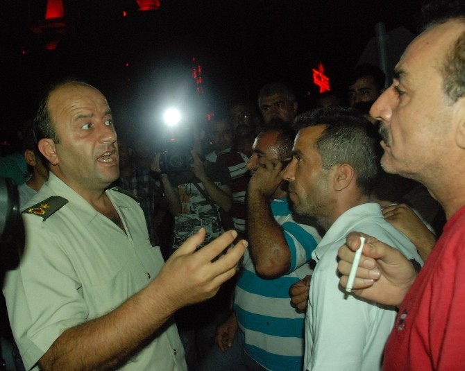 Evrenseki'de esnaf elektrik kesintilerini yol keserek protesto etti