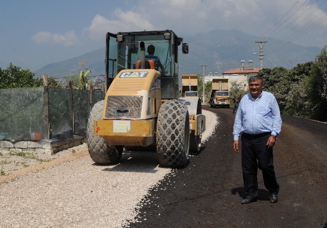 Finike'de asfalt çalışmaları devam ediyor