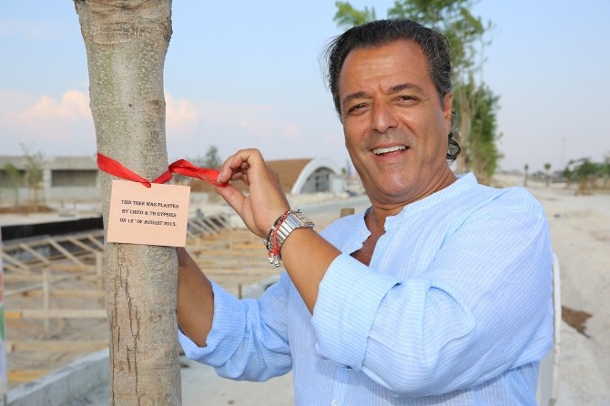 Fransız Şarkıcı Chico, ilk ağacını EXPO’ya dikti