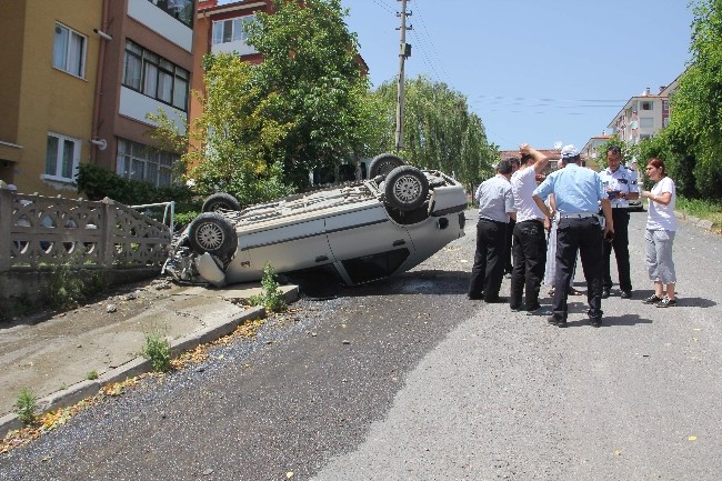 Fren yerine gaza bastı takla attı