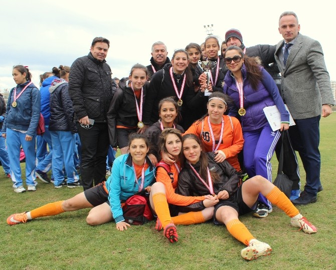 Futbol finalistlerini seçti