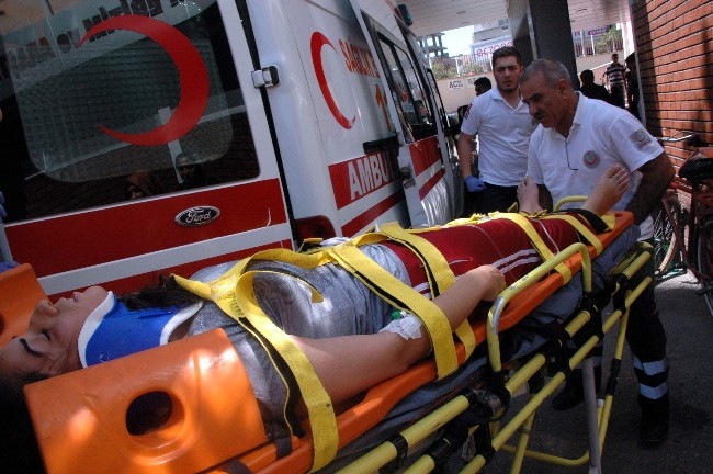 Genç öğretmen cam silerken 3'üncü kattan düştü