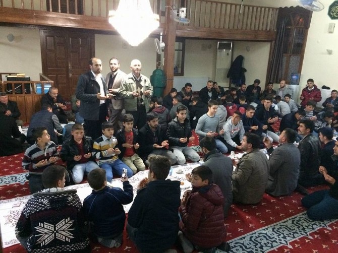 Gençlik yatsı namazında buluştu