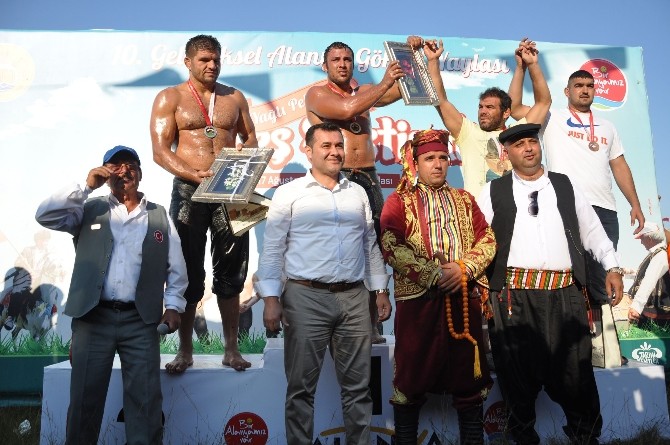 Gökbel'de başpehlivan Osman Aynur