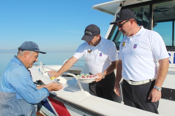 Göl ortasında Jandarmadan ikram