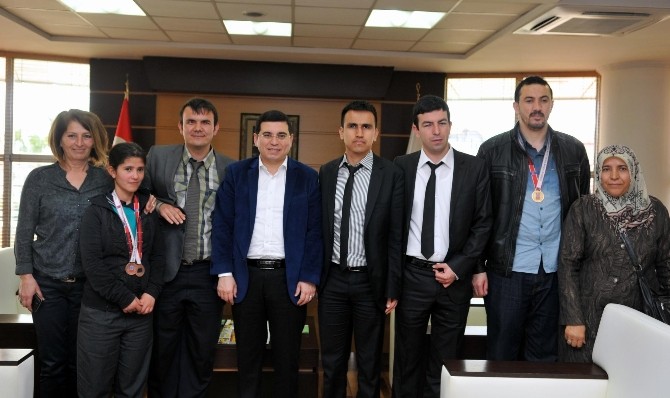 Görme engelli yüzücülerin büyük başarısı