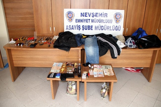 GÜRCİSTAN’DAN GELEREK HIRSIZLIK YAPAN 4 KİŞİLİK ŞEBEKE YAKALANDI