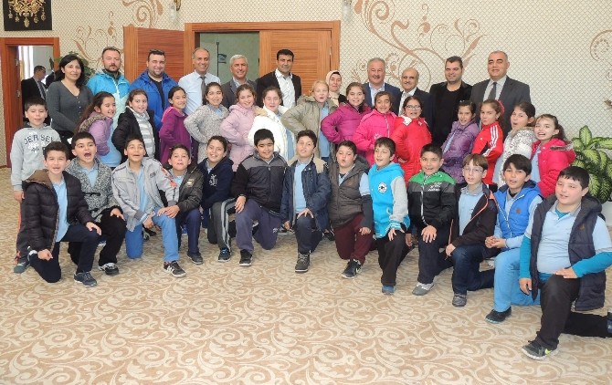 Halk dansları ekibinden doğum günü sürprizi