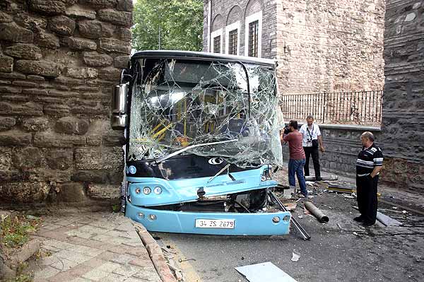 Halk otobüsü tarihi binaya çarptı: 28 yaralı