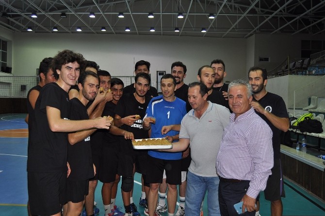 Hamdi Sarıca’dan sporculara baklava