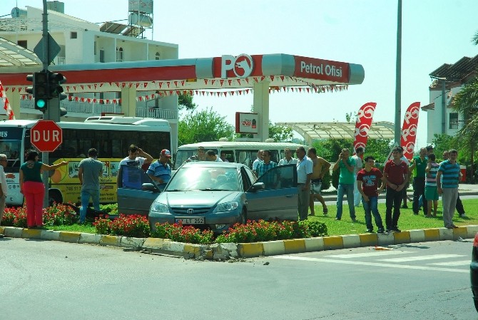 Hasta taşıyan ambulansla otomobil çarpıştı