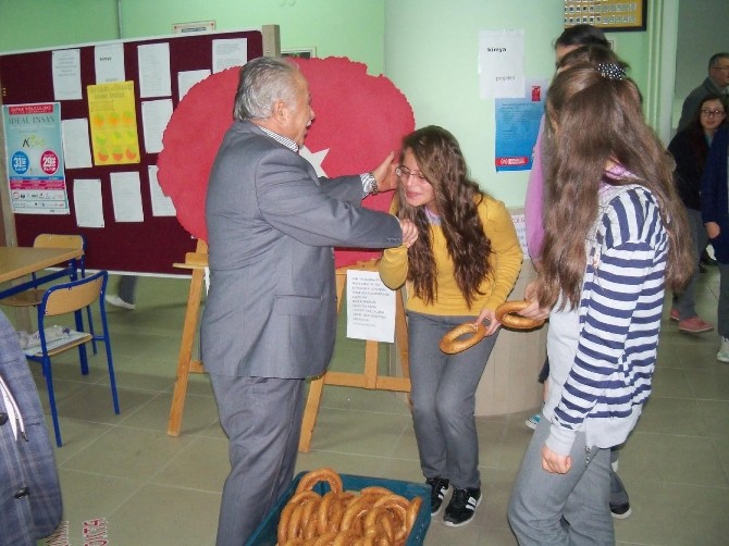 Hayırseverden adını taşıyan okulun öğrenci,lerine simit ikramı
