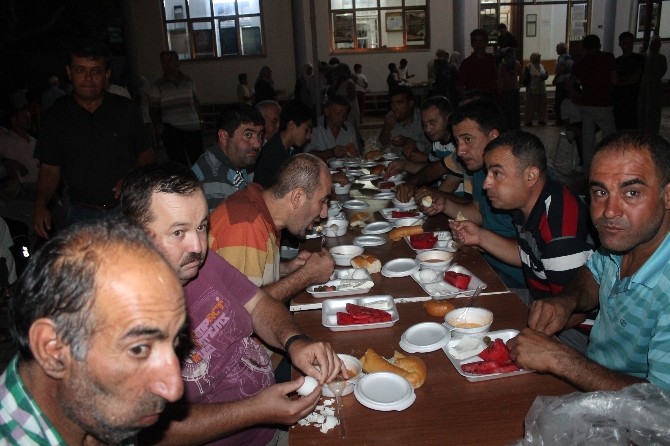 Hayırseverlerden sahur yemeği