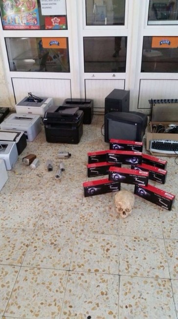 Hırsız derste gösterilen kuru kafayı da çalmış